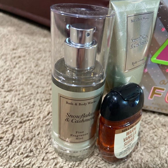 Bath & Body Works 3 Piece Gift Set SNOWFLAKES & CASHMERE Cream Mist PocketBac - Picture 2 of 6